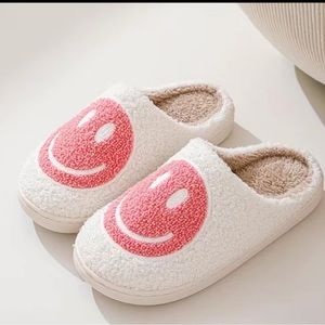 Women’s Slipper / Fits size 7.5-8M